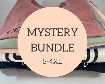 Peut inclure: Une pile de t-shirts de différentes couleurs, dont rose, vert, bleu et gris. Les t-shirts sont pliés et empilés les uns sur les autres. Un cercle avec le texte "MYSTERY BUNDLE S-4XL" est au centre de l'image.