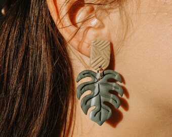 Boucles d'oreilles Monstera panachées, Boucles d'oreilles en pâte polymère, Cadeau plante pour maman, Boucles d'oreilles plante pendantes, Boucles d'oreilles plante tropicale, Cadeaux pour les amateurs de plantes