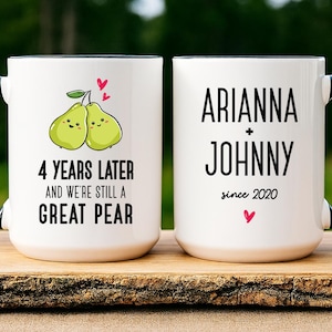 Taza de aniversario de cuatro años, taza personalizada para el 4.º aniversario, 4 años después y seguimos siendo una gran pera, regalo de aniversario de cuatro años (SC-QPE29) imagen 1
