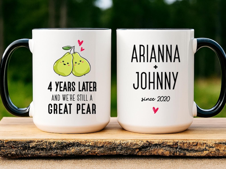 Taza de aniversario de cuatro años, taza personalizada para el 4.º aniversario, 4 años después y seguimos siendo una gran pera, regalo de aniversario de cuatro años (SC-QPE29) imagen 1