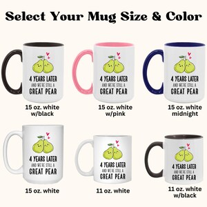 Puede incluir: Cuatro dise&ntilde;os de taza diferentes con el texto "4 Years Later and We're Still a Great Pear" y una ilustraci&oacute;n de pera. Las tazas est&aacute;n disponibles en tama&ntilde;os de 11 y 15 onzas con opciones de color blanco, negro y rosa.