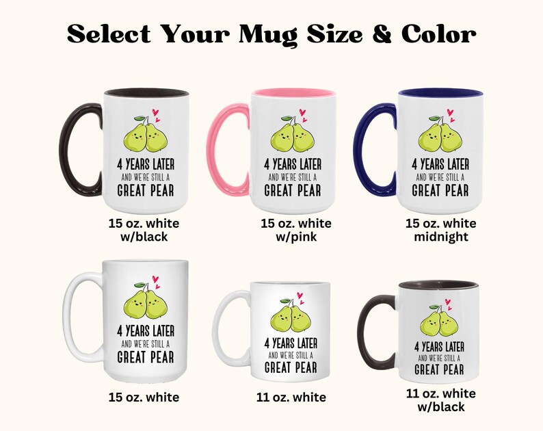 Puede incluir: Cuatro dise&ntilde;os de taza diferentes con el texto "4 Years Later and We're Still a Great Pear" y una ilustraci&oacute;n de pera. Las tazas est&aacute;n disponibles en tama&ntilde;os de 11 y 15 onzas con opciones de color blanco, negro y rosa.