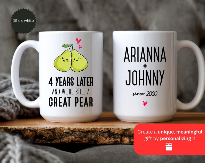 Puede incluir: Taza de cer&aacute;mica blanca con un dise&ntilde;o de pera y el texto "4 a&ntilde;os despu&eacute;s y seguimos siendo una gran pera". Una segunda taza de cer&aacute;mica blanca con el texto "Arianna + Johnny desde 2020".