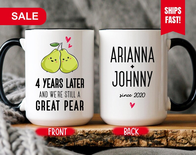 Puede incluir: Taza de cer&aacute;mica blanca con asa negra. La parte delantera de la taza tiene una imagen de dibujos animados de dos peras con caras y el texto "4 Years Later and We're Still a Great Pear". La parte posterior de la taza tiene el texto "ARIANNA + JOHNNY since 2020".