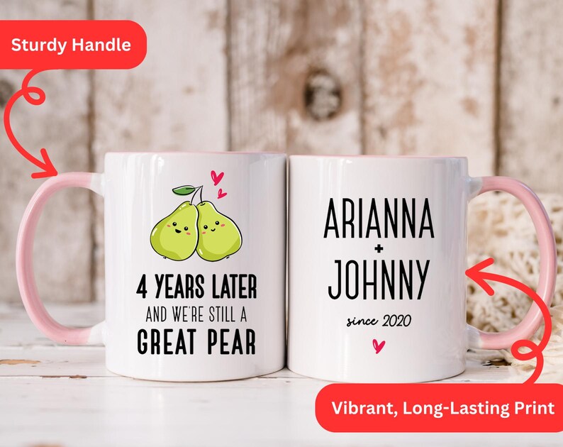 Puede incluir: Taza de cer&aacute;mica blanca con asa rosa. La taza tiene un gr&aacute;fico de dos peras con caras y el texto "4 years later and we're still a great pear". El otro lado de la taza tiene el texto "Arianna + Johnny since 2020".