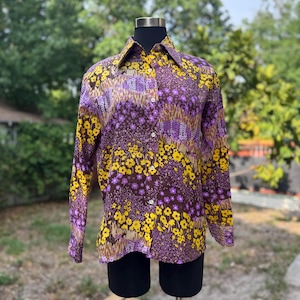 1970s Vintage Spring Floral Polyester Button Down Top