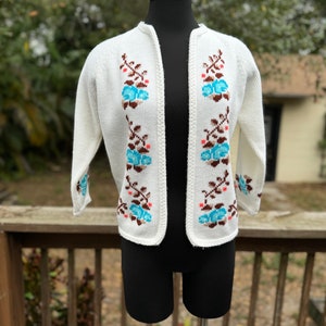 1950s/60s Vintage Floral Acrylic Knit Sweater Cardigan image 2