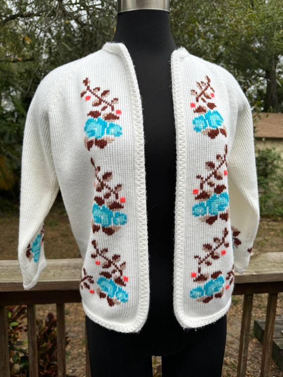 1950s/60s Vintage Floral Acrylic Knit Sweater Car… - image 3