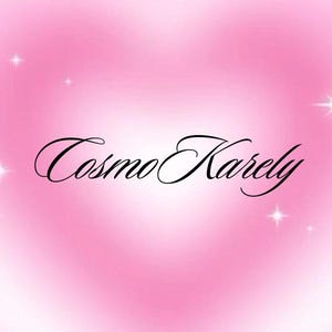 Puede incluir: Un fondo rosa con un degradado en forma de corazón y el texto "Cosmo Karely" en cursiva elegante. Estallidos de estrellas blancas y elementos decorativos, incluyendo lazos y estrellas, están dispersos en los bordes, creando un diseño caprichoso.