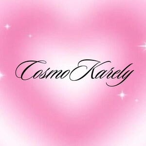 Puede incluir: Un fondo rosa con un degradado en forma de corazón y el texto "Cosmo Karely" en cursiva elegante. Estallidos de estrellas blancas y elementos decorativos, incluyendo lazos y estrellas, están dispersos en los bordes.