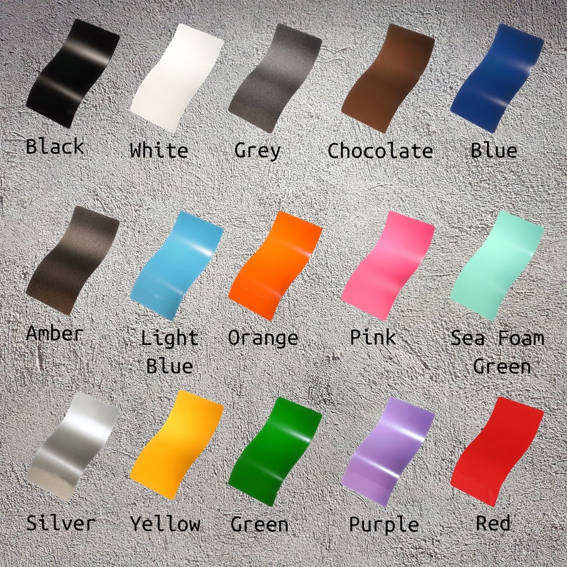 Pu&ograve; includere: Una cartella colori che mostra 18 colori di vernice diversi. I colori sono disposti in tre righe di sei colori ciascuna. I colori sono: nero, bianco, grigio, cioccolato, blu, ambra, azzurro, arancione, rosa, verde acqua, argento, giallo, verde, viola e rosso.
