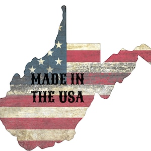 Pu&ograve; includere: Un ritaglio in legno usurato dello stato della Virginia Occidentale con un design di bandiera americana e il testo "Made in the USA".