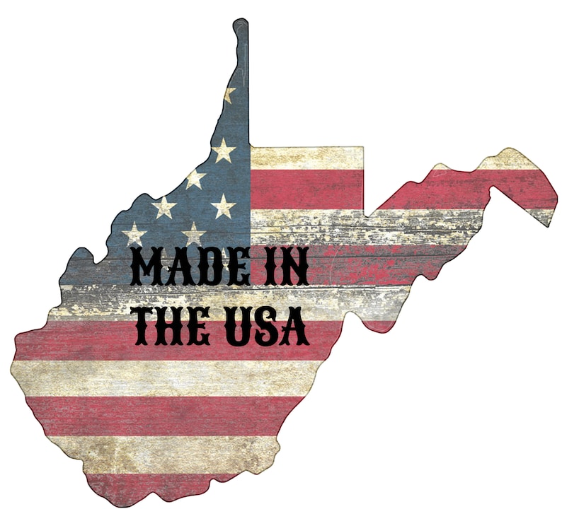Pu&ograve; includere: Un ritaglio in legno usurato dello stato della Virginia Occidentale con un design di bandiera americana e il testo "Made in the USA".