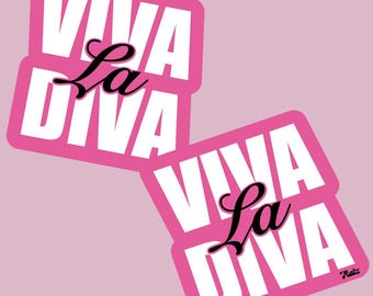 Pode incluir: Dois adesivos cor-de-rosa com texto branco que diz "VIVA La DIVA" em negrito. As palavras "La DIVA" estão em itálico. Os adesivos têm um fundo rosa e uma borda branca. O fundo é de cor rosa claro.