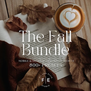 Puede incluir: Naturaleza muerta otoñal con una taza de café con arte latte en forma de corazón, un libro abierto, hojas de otoño y el texto "The Fall Bundle" con "800+ Presets". La escena está ambientada sobre una superficie de madera.