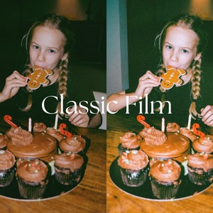 Op de afbeelding: Een jong persoon met vlechten eet een peperkoekkoekje terwijl ze aan een tafel zit met een chocoladetaart en cupcakes. De taart heeft kaarsen en rode snoepstokken erop. De cupcakes zijn versierd met chocolade glazuur en sprinkles. De tafel is van hout en heeft een bruine afwerking.