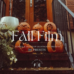 Puede incluir: Presets de Lightroom Fall Film para dispositivos móviles y de escritorio. 50 presets para editar fotos. La imagen muestra un conjunto de calabazas talladas en una escalera de madera con el texto "Fall Film" y "Mobile & Desktop Lightroom Presets 50 Presets".