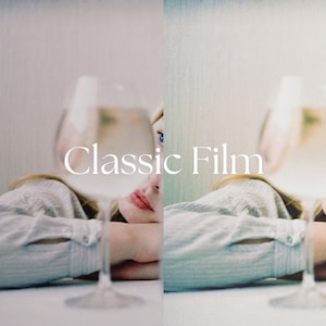 Op de afbeelding: Een vrouw met blond haar rust haar hoofd op haar hand en kijkt naar een glas witte wijn. De afbeelding heeft een vintage film esthetiek en de tekst "Classic Film" is over de afbeelding gelegd.