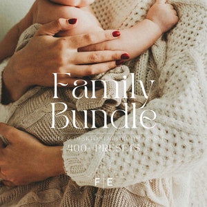 Könnte beinhalten: Eine Frau hält ein Baby in ihren Armen. Die Frau trägt einen weißen Strickpullover. Der Text "Family Bundle" ist in Weiß auf einem beigefarbenen Hintergrund geschrieben. Der Text "Mobile & Desktop Lightroom Presets" ist in Weiß unter dem Text "Family Bundle" geschrieben. Der Text "400+ Presets" ist in Weiß unter dem Text "Mobile & Desktop Lightroom Presets" geschrieben.