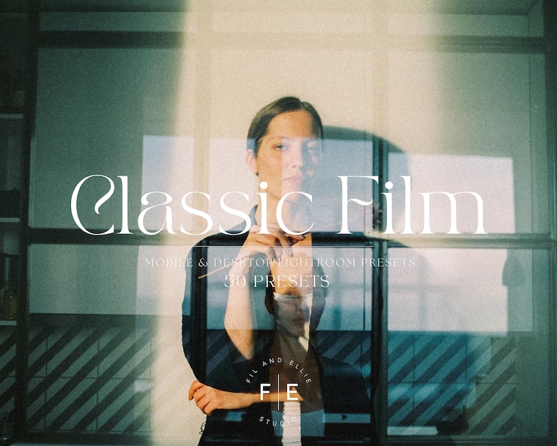Op de afbeelding: Een vrouw staat achter een glazen deur met de tekst "Classic Film" en "Mobile & Desktop Lightroom Presets 50 Presets" erop gedrukt. De tekst is in een wit sans-serif lettertype.