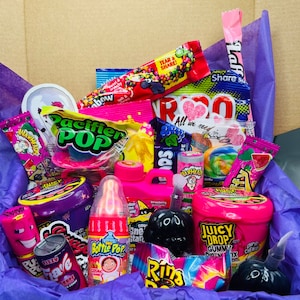 Coffret cadeau rose et violet avec des bonbons Tik Tok populaires - plus de 2 lb de bonbons !