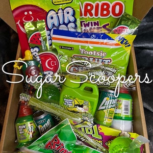 Boîte cadeau verte avec des bonbons Tik Tok aigre-doux - plus de 1,5 livre de bonbons !