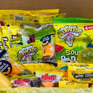 Boîte cadeau surprise de bonbons sur le thème jaune avec des bonbons Tik Tok populaires et acidulés - plus de 1 lb de bonbons !