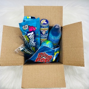 Mini boîte cadeau bleue avec des bonbons Tik Tok aigre-doux !
