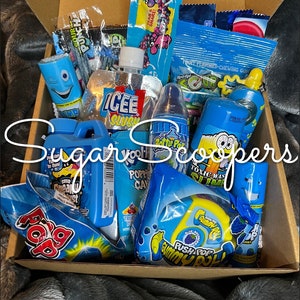 Boîte cadeau bleue avec des bonbons Tik Tok aigre-doux - plus de 2 lb de bonbons !