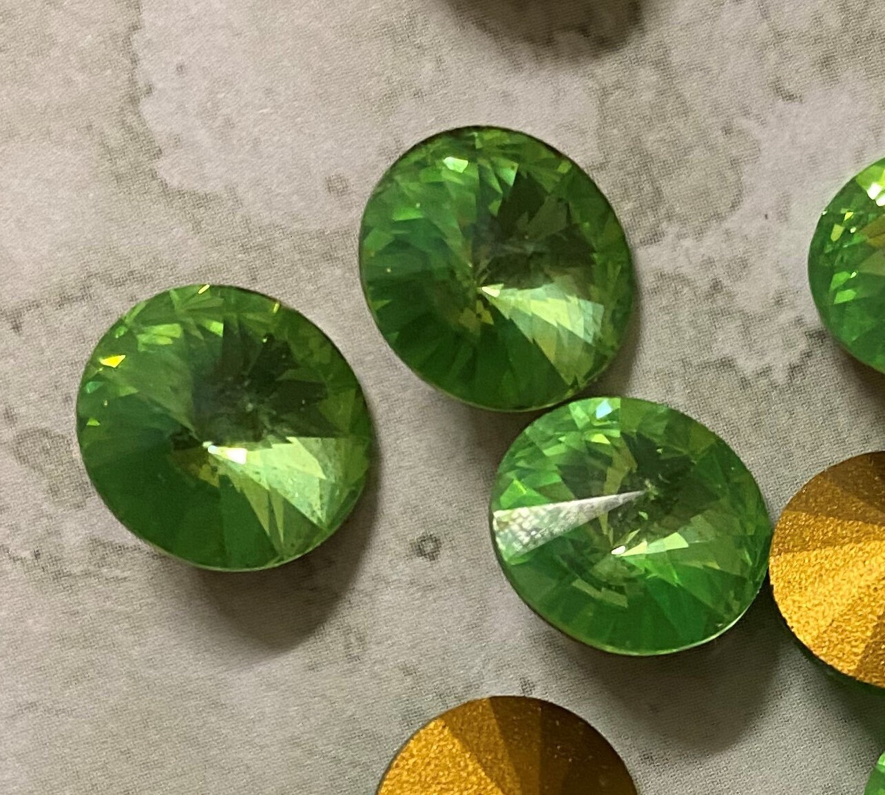 ヴィンテージ スワロフスキー art.1122 PERIDOT ss29 Rivoli 45