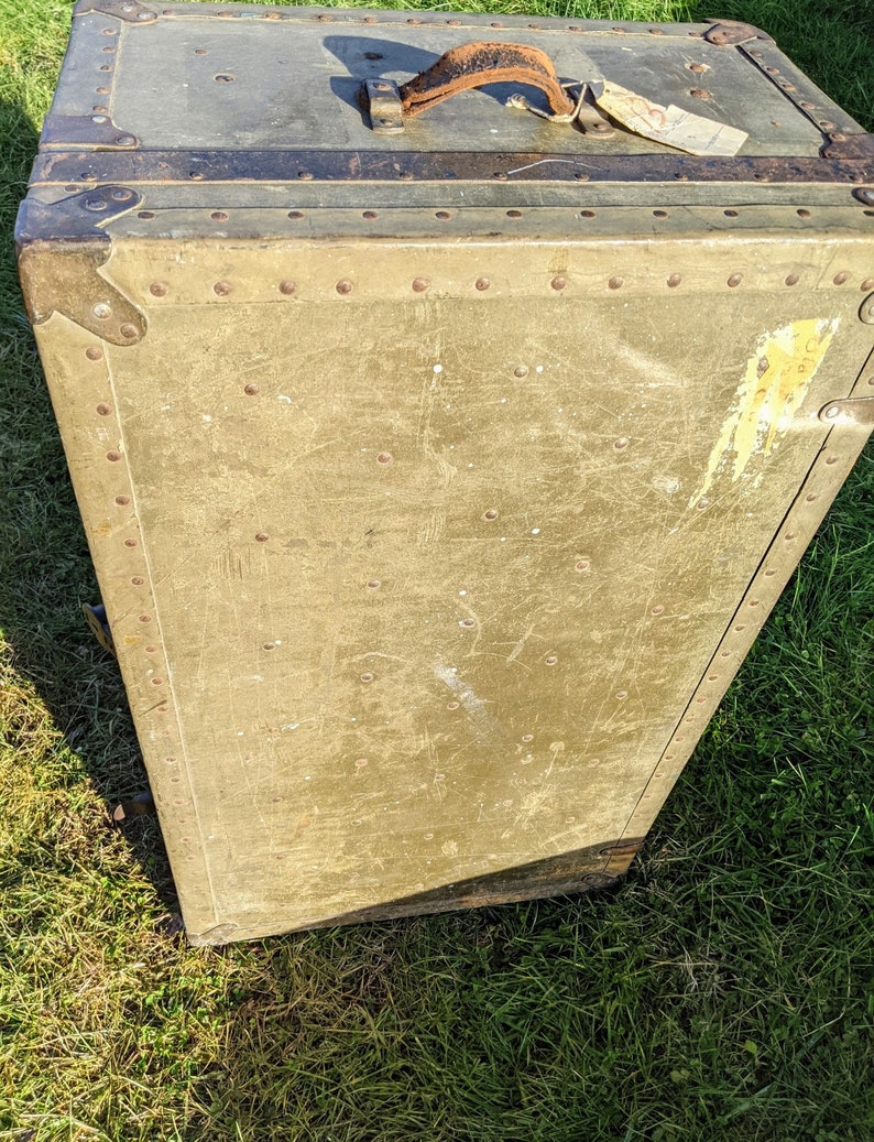 De area Army issued world war II Era Officers Trunk with wood insert LOCAL PICKUP only within Dover Issue Green color