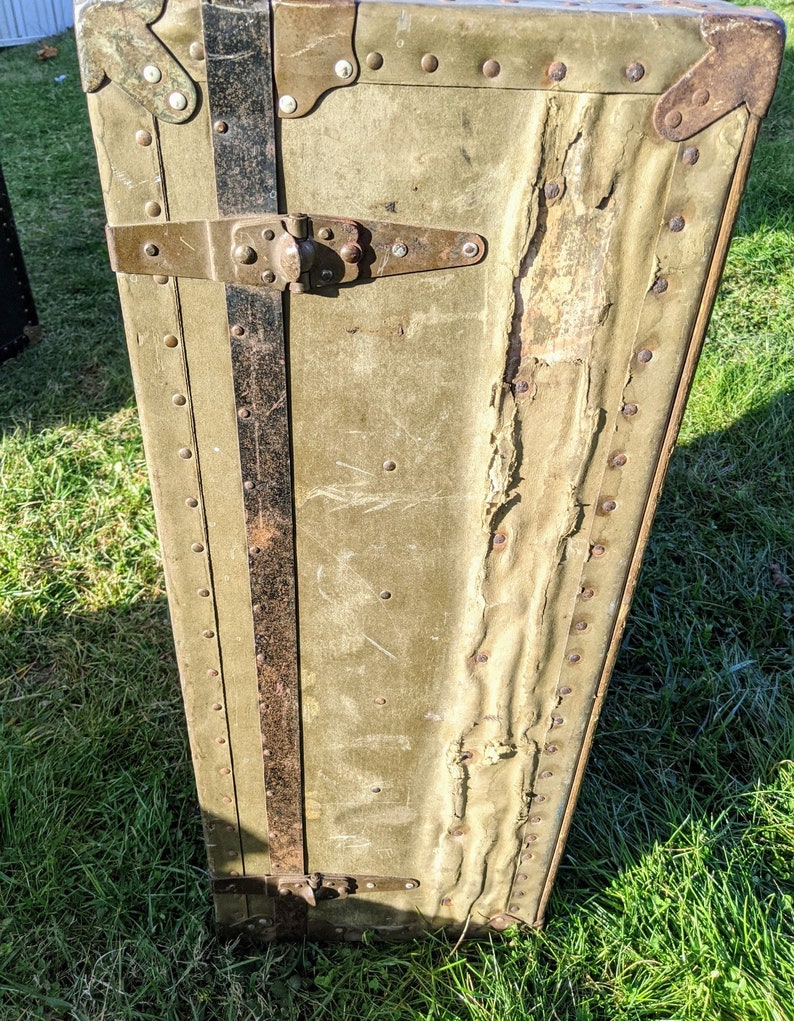 De area Army issued world war II Era Officers Trunk with wood insert LOCAL PICKUP only within Dover Issue Green color