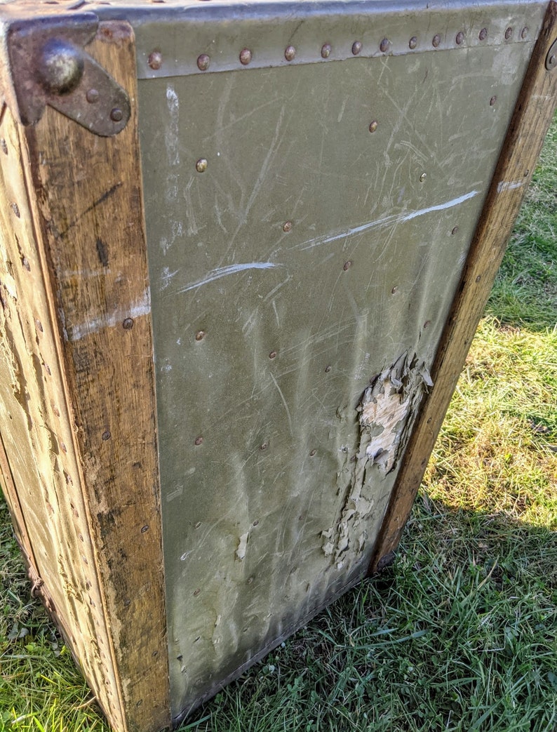 De area Army issued world war II Era Officers Trunk with wood insert LOCAL PICKUP only within Dover Issue Green color
