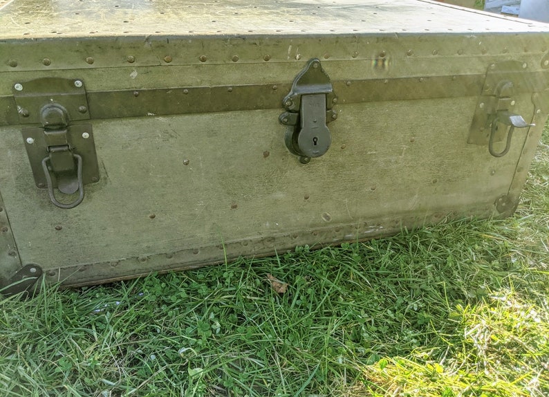 De area Army issued world war II Era Officers Trunk with wood insert LOCAL PICKUP only within Dover Issue Green color