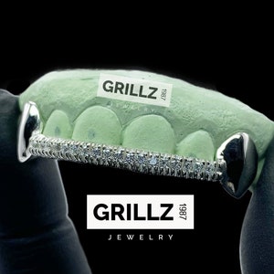 Iced out fangs / K9 handset diamond bar top bottom grillz in Silver 925 10K 14K Gold, high quality, fast process by Grillz jewelry