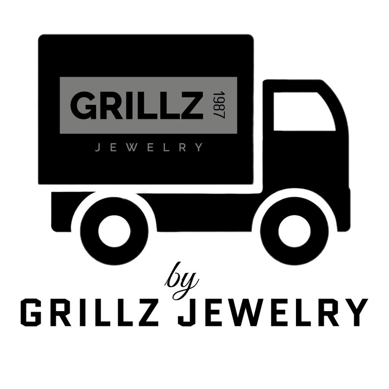 Puede incluir: Ilustraci&oacute;n en blanco y negro de un cami&oacute;n de reparto con el texto "GRILLZ 1987 JEWELRY" en el lateral. El texto "by GRILLZ JEWELRY" est&aacute; debajo del cami&oacute;n.