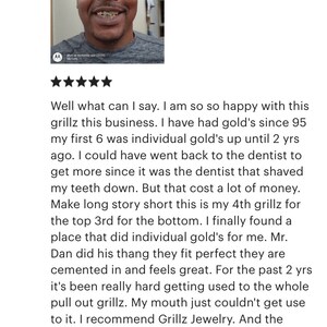 K&ouml;nnte beinhalten: Eine F&uuml;nf-Sterne-Bewertung f&uuml;r ein Grillz-Schmuckgesch&auml;ft. Die Bewertung enth&auml;lt ein Foto eines Mannes, der goldene Grillz tr&auml;gt. In der Bewertung hei&szlig;t es, dass der Kunde sehr zufrieden mit den Grillz und dem Gesch&auml;ft ist. Die Bewertung erw&auml;hnt auch, dass der Kunde seit 20 Jahren Grillz verwendet und viele verschiedene Orte ausprobiert hat. Der Kunde empfiehlt dieses Gesch&auml;ft anderen.
