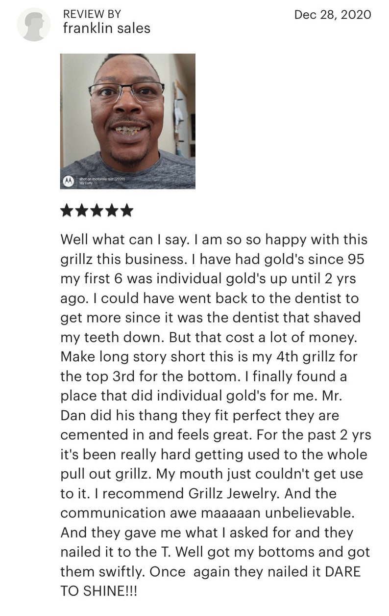 K&ouml;nnte beinhalten: Eine F&uuml;nf-Sterne-Bewertung f&uuml;r ein Grillz-Schmuckgesch&auml;ft. Die Bewertung enth&auml;lt ein Foto eines Mannes, der goldene Grillz tr&auml;gt. In der Bewertung hei&szlig;t es, dass der Kunde sehr zufrieden mit den Grillz und dem Gesch&auml;ft ist. Die Bewertung erw&auml;hnt auch, dass der Kunde seit 20 Jahren Grillz verwendet und viele verschiedene Orte ausprobiert hat. Der Kunde empfiehlt dieses Gesch&auml;ft anderen.