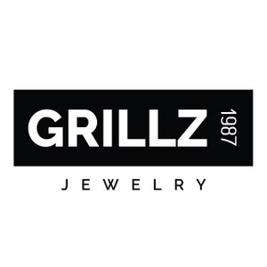 Puede incluir: Un logotipo en blanco y negro con el texto "GRILLZ 1987" en una fuente sans-serif blanca sobre un rect&aacute;ngulo negro. El texto "JEWELRY" est&aacute; debajo del rect&aacute;ngulo en una fuente sans-serif blanca m&aacute;s peque&ntilde;a.
