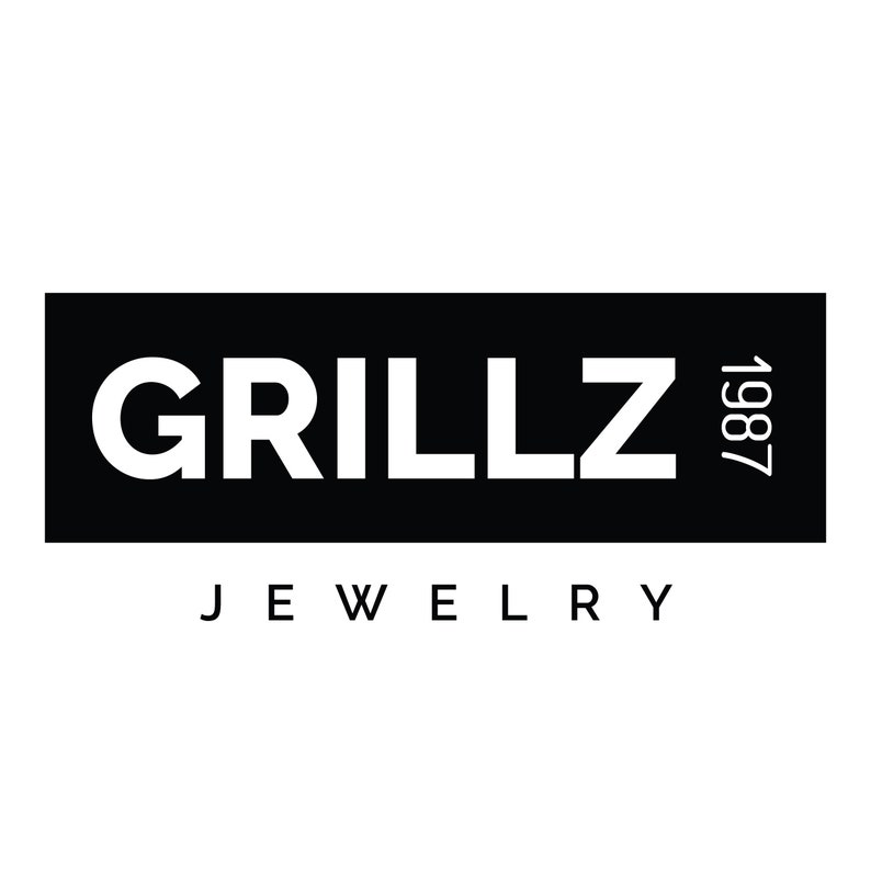 Puede incluir: Un logotipo en blanco y negro con el texto "GRILLZ 1987" en una fuente sans-serif blanca sobre un rect&aacute;ngulo negro. El texto "JEWELRY" est&aacute; debajo del rect&aacute;ngulo en una fuente sans-serif blanca m&aacute;s peque&ntilde;a.