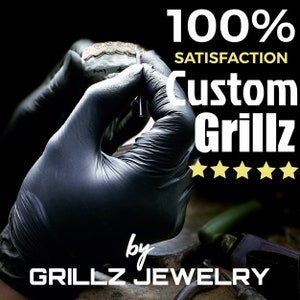 Puede incluir: Primer plano de una parrilla de oro sostenida por manos enguantadas. La imagen incluye el texto "100% SATISFACTION Custom Grillz by GRILLZ JEWELRY" y cinco estrellas doradas.