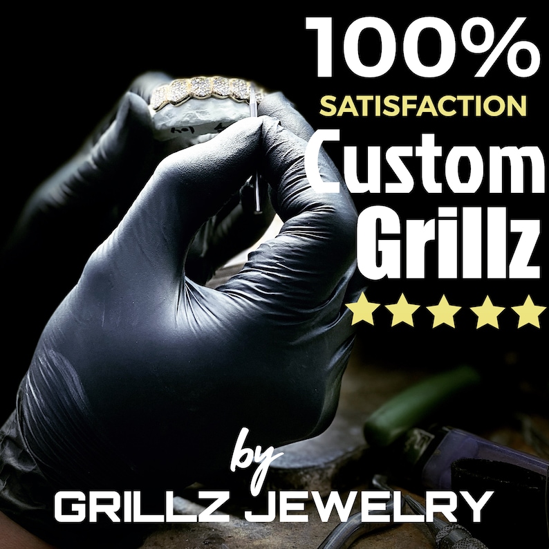 Puede incluir: Primer plano de una parrilla de oro sostenida por manos enguantadas. La imagen incluye el texto "100% SATISFACTION Custom Grillz by GRILLZ JEWELRY" y cinco estrellas doradas.