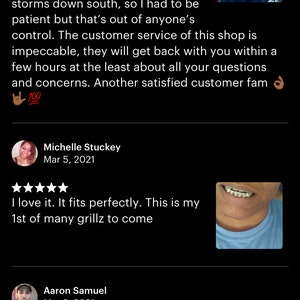K&ouml;nnte beinhalten: F&uuml;nf Sterne Bewertungen f&uuml;r einen Grillz-Shop. Die Bewertungen beinhalten Fotos von Kunden, die goldene Grillz tragen. Die erste Bewertung lautet: "Die Qualit&auml;t des Artikels, den ich gekauft und erhalten habe, ist einwandfrei. Der Versand verz&ouml;gerte sich aufgrund von Winterwetterst&uuml;rmen im S&uuml;den, daher musste ich geduldig sein, aber das liegt ausserhalb des Einflussbereichs von irgendjemandem. Der Kundenservice dieses Shops ist einwandfrei, sie melden sich sp&auml;testens innerhalb weniger Stunden bei Ihnen, um alle Ihre Fragen und Anliegen zu beantworten. Ein weiterer zufriedener Kunde fam 🤘100"