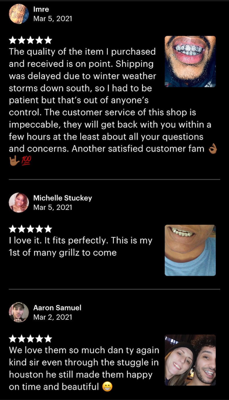 K&ouml;nnte beinhalten: F&uuml;nf Sterne Bewertungen f&uuml;r einen Grillz-Shop. Die Bewertungen beinhalten Fotos von Kunden, die goldene Grillz tragen. Die erste Bewertung lautet: "Die Qualit&auml;t des Artikels, den ich gekauft und erhalten habe, ist einwandfrei. Der Versand verz&ouml;gerte sich aufgrund von Winterwetterst&uuml;rmen im S&uuml;den, daher musste ich geduldig sein, aber das liegt ausserhalb des Einflussbereichs von irgendjemandem. Der Kundenservice dieses Shops ist einwandfrei, sie melden sich sp&auml;testens innerhalb weniger Stunden bei Ihnen, um alle Ihre Fragen und Anliegen zu beantworten. Ein weiterer zufriedener Kunde fam 🤘100"