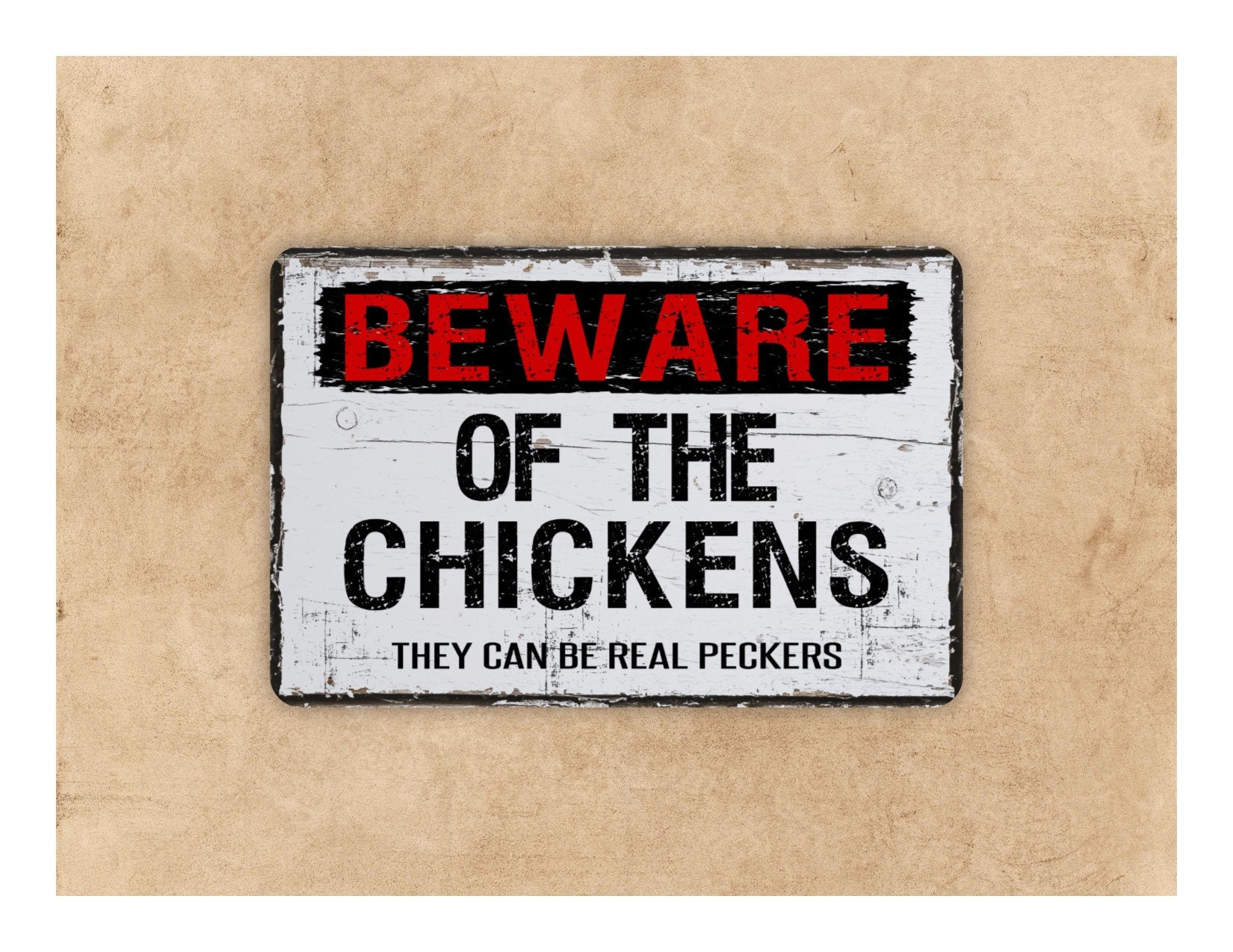 Targa Decorativa In Latta Vintage "Beware Of Chickens They Can Be Real Peckers" - 20x30 Cm, Umoristica, Per Casa, Giardino, Fattoria, Bar, Con Fori Per Appenderla