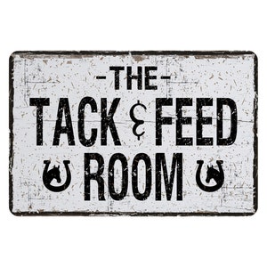 Letrero para cuarto de aperos y pienso, regalo para amantes de los caballos, arte mural metálico, decoración rústica de granja envejecida, regalo vintage novedoso con temática ecuestre, 30,5 x 20,3 cm