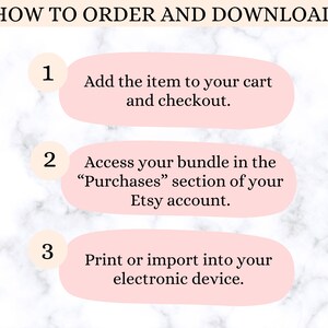 Op de afbeelding: Een roze en witte afbeelding met drie stappen over hoe je een digitaal product op Etsy kunt bestellen en downloaden. Stap 1: Voeg het item toe aan je winkelwagen en reken af. Stap 2: Kijk in de sectie "Aankopen" van je Etsy-account voor je pakket. Stap 3: Print het uit of importeer het naar je elektronische apparaat.