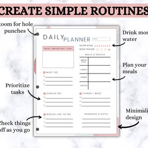 Op de afbeelding: Een printbare dagelijkse planner met een minimalistisch ontwerp. De planner bevat secties voor een belangrijkste taak, waterinname, stemmingstracker, maaltijden en snacks, dingen die ik nodig heb, herinneringen en notities. De planner heeft een roze en wit kleurenschema.