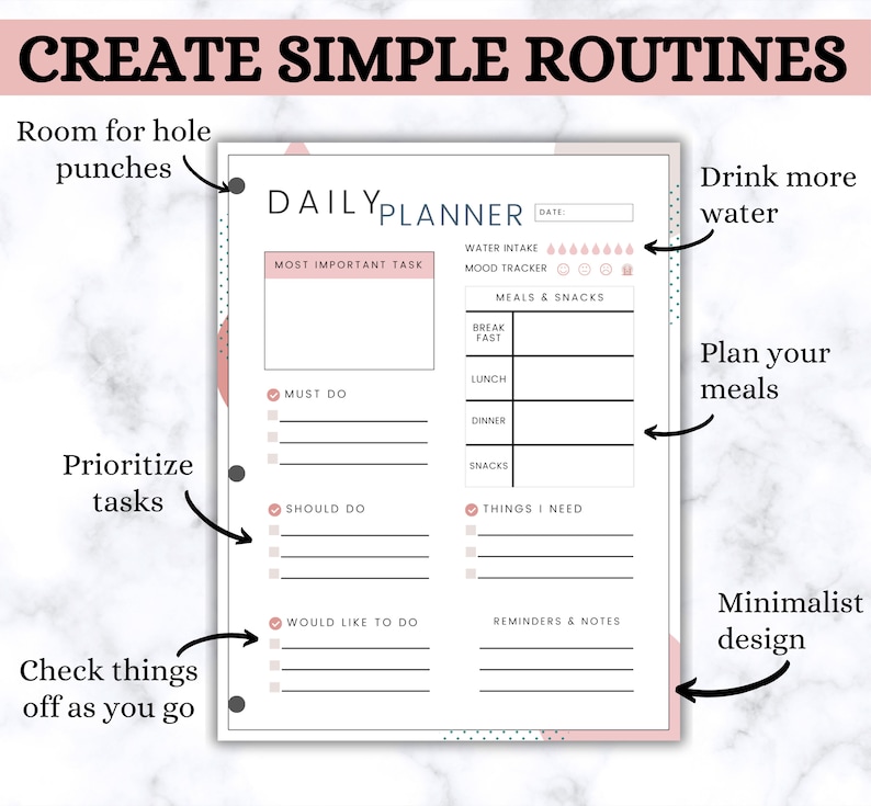 Op de afbeelding: Een printbare dagelijkse planner met een minimalistisch ontwerp. De planner bevat secties voor een belangrijkste taak, waterinname, stemmingstracker, maaltijden en snacks, dingen die ik nodig heb, herinneringen en notities. De planner heeft een roze en wit kleurenschema.