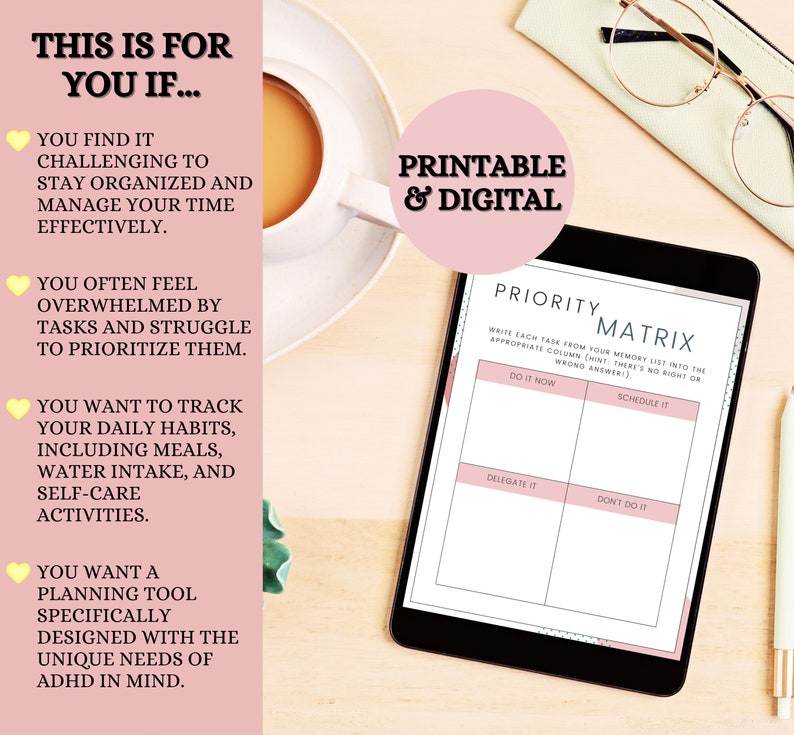 Op de afbeelding: Een roze en witte digitale planner met de tekst "Printable & Digital" en "Priority Matrix" op het scherm. De planner ligt op een houten oppervlak met een kop koffie en een bril.
